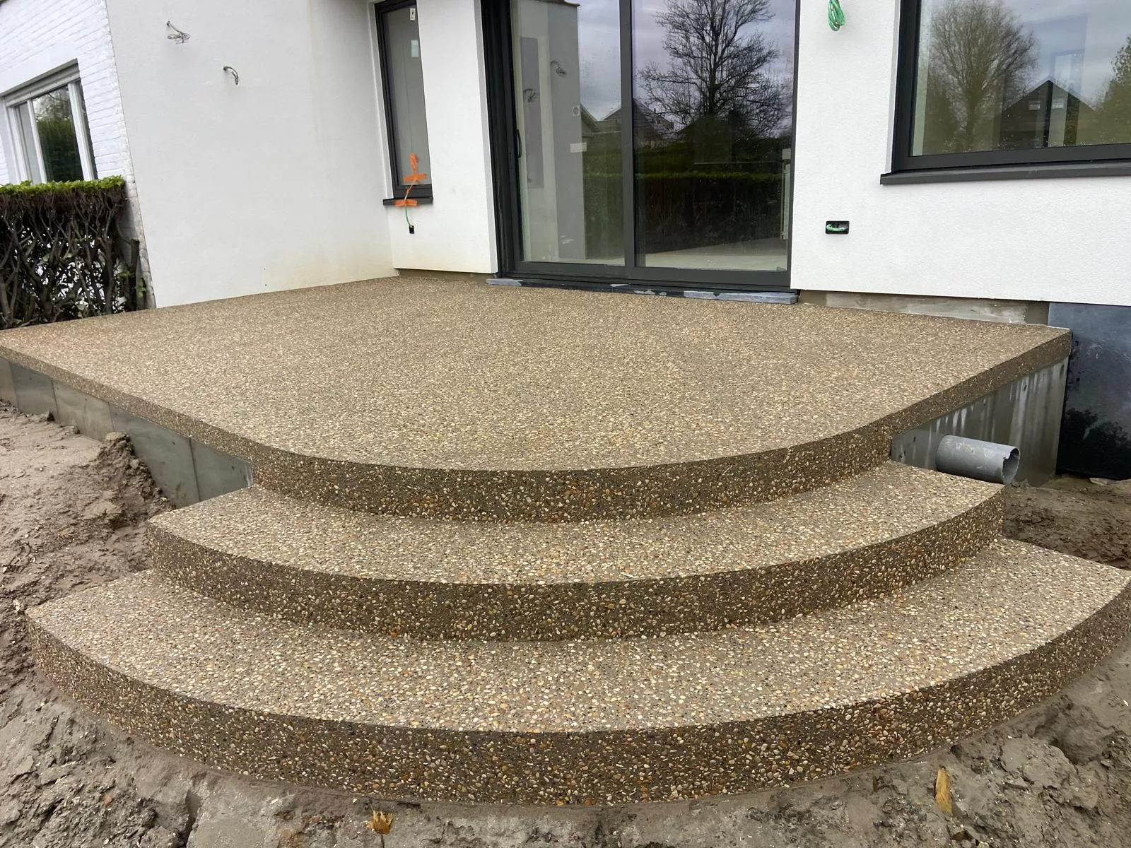 terras-uitgewassen-beton-met-beige-kasteelgrind