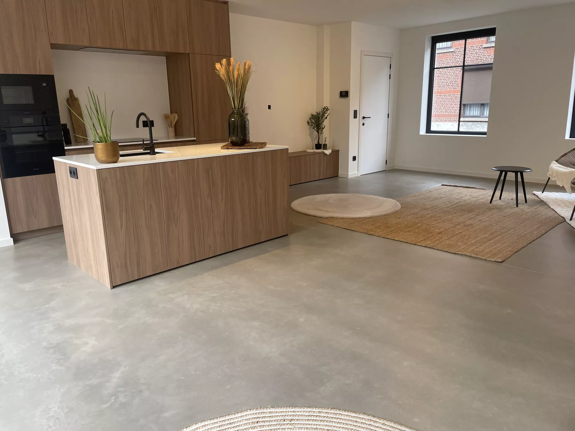 stijlvolle-beige-betonnen-vloer-voor-tijdloos-wooncomfort