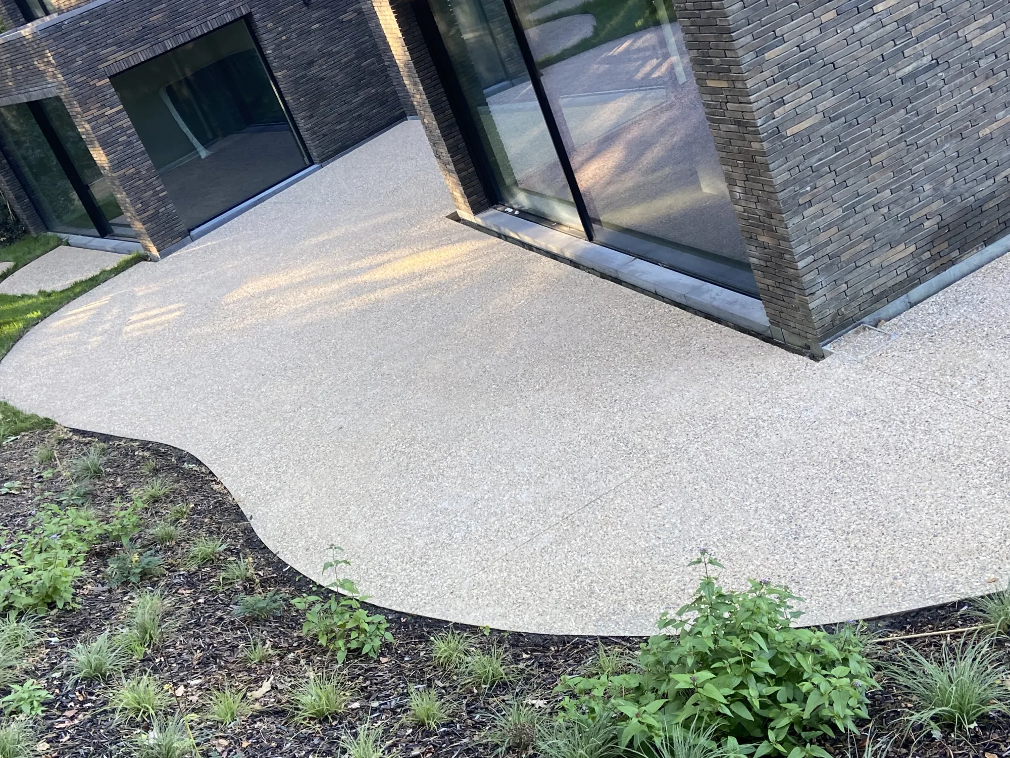 uitgewassen-beton-met-beige-kleurstof