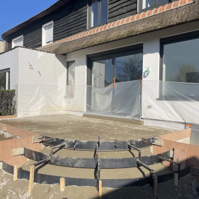 Terras uitgewassen beton met beige kasteelgrind