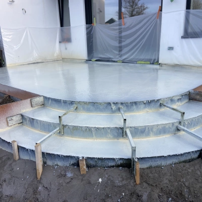 Terras uitgewassen beton met beige kasteelgrind