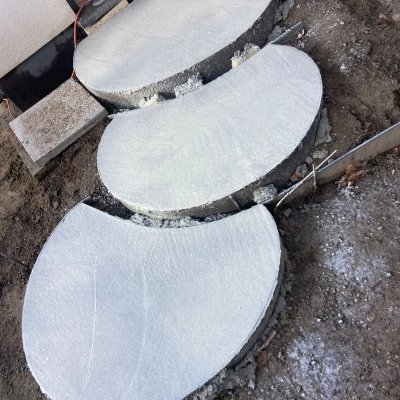 Terras uitgewassen beton met beige kasteelgrind