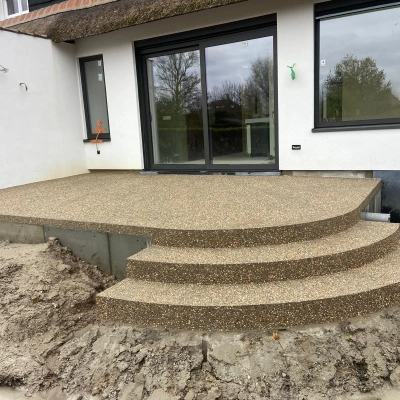 Terras uitgewassen beton met beige kasteelgrind