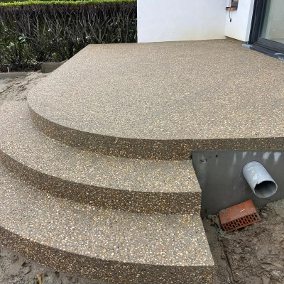 Terras uitgewassen beton met beige kasteelgrind