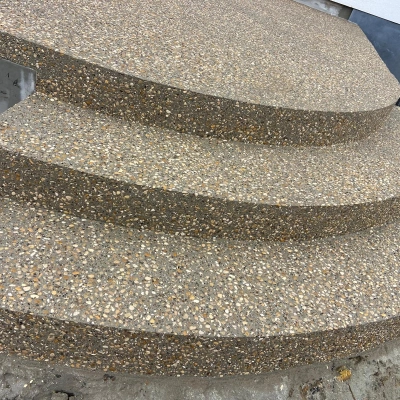 Terras uitgewassen beton met beige kasteelgrind