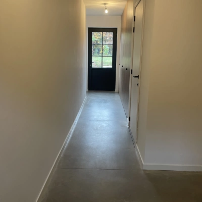 beige betonnen vloer warme uitstraling