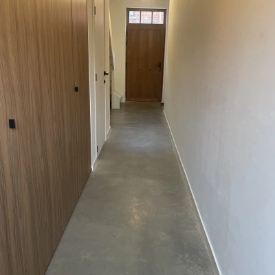 beige betonnen vloer warme uitstraling